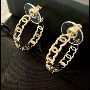 Chanel NIB 21A Gold Interlocking CC Logo Drop Hoop Earrings💛Divine Highness🎁NEW